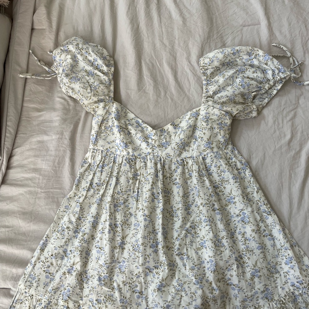 Floral print dress with puffy sleeves; size M